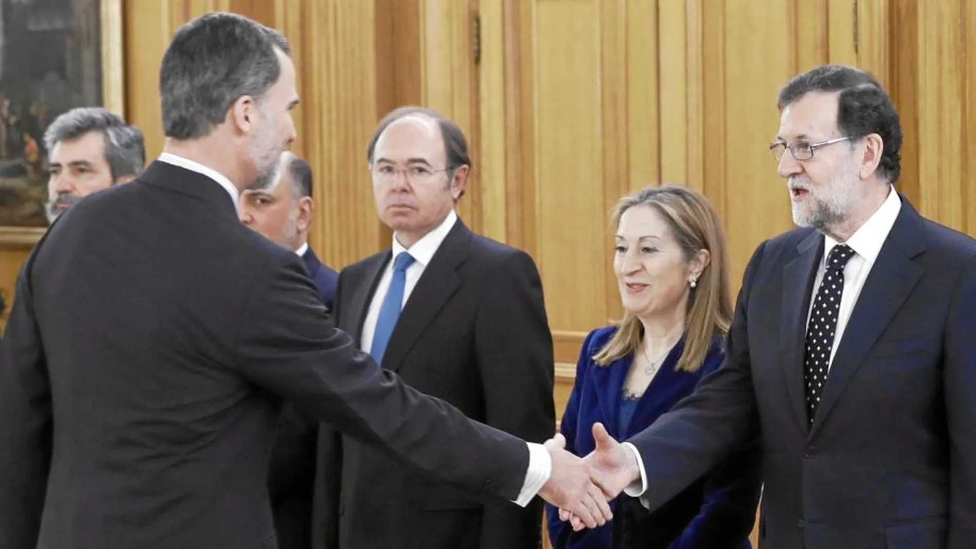 El Rey saluda a Mariano Rajoy, ayer en el acto de jura de los cuatro nuevos magistrados del TC en Zarzuela