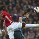 Pogba, lucha por el balón con Nemanja Radoja.
