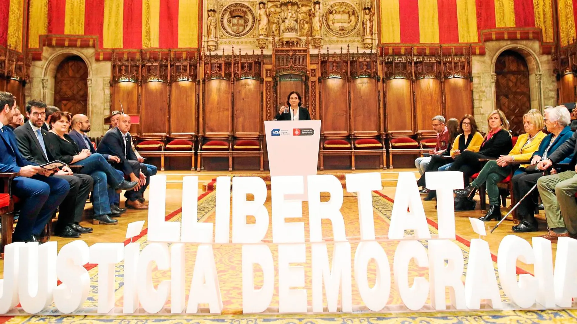 La alcaldesa de Barcelona, Ada Colau, ayer en un acto en el consistorio acompañada de 400 alcaldes catalanes como rechazo al juicio a los líderes independentistas