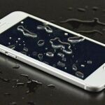 Teléfonos resistentes al agua, como el iPhone de la imagen, muy útiles en verano