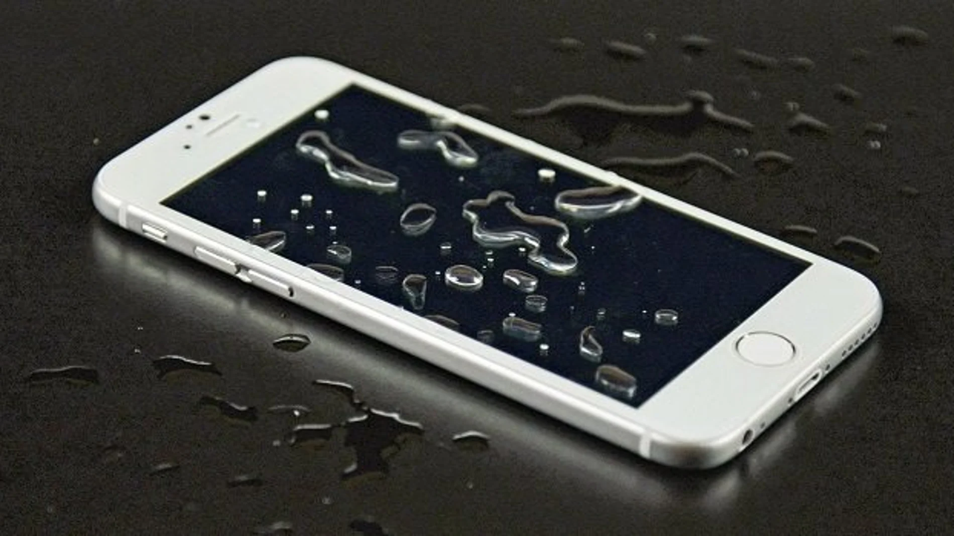 Teléfonos resistentes al agua, como el iPhone de la imagen, muy útiles en verano