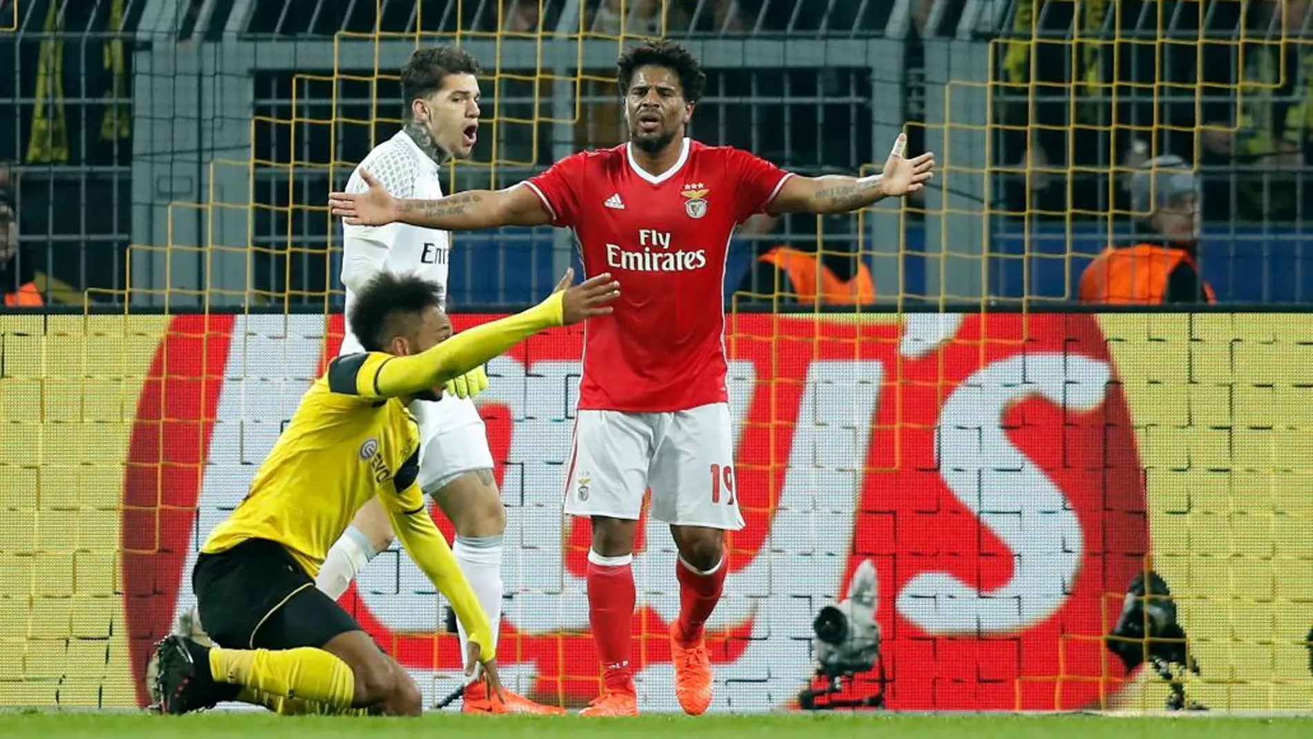 El jugador del Borussia Dortmund Pierre-Emerick Aubameyang (i) gesticula ante el Benfica