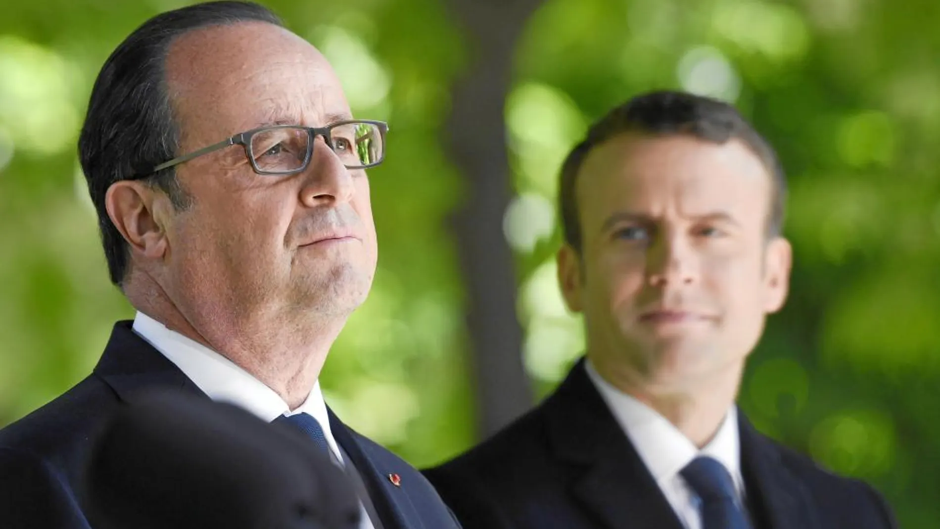 El ex presidente francés François Hollande, junto a su sucesor en el Elíseo, Emmanuel Macron