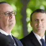 El ex presidente francés François Hollande, junto a su sucesor en el Elíseo, Emmanuel Macron