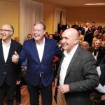 El precandidato a la presidencia del PP Antonio Silván en una abarrotada sede de Valladolid junto a Ruiz Medrano y Carnero