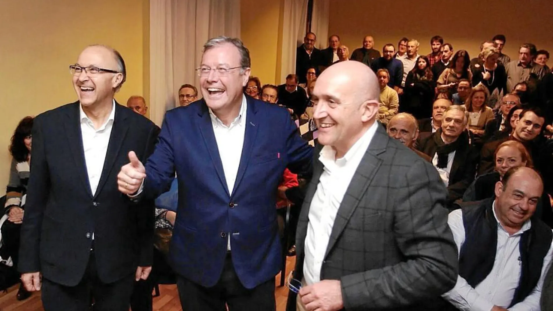 El precandidato a la presidencia del PP Antonio Silván en una abarrotada sede de Valladolid junto a Ruiz Medrano y Carnero