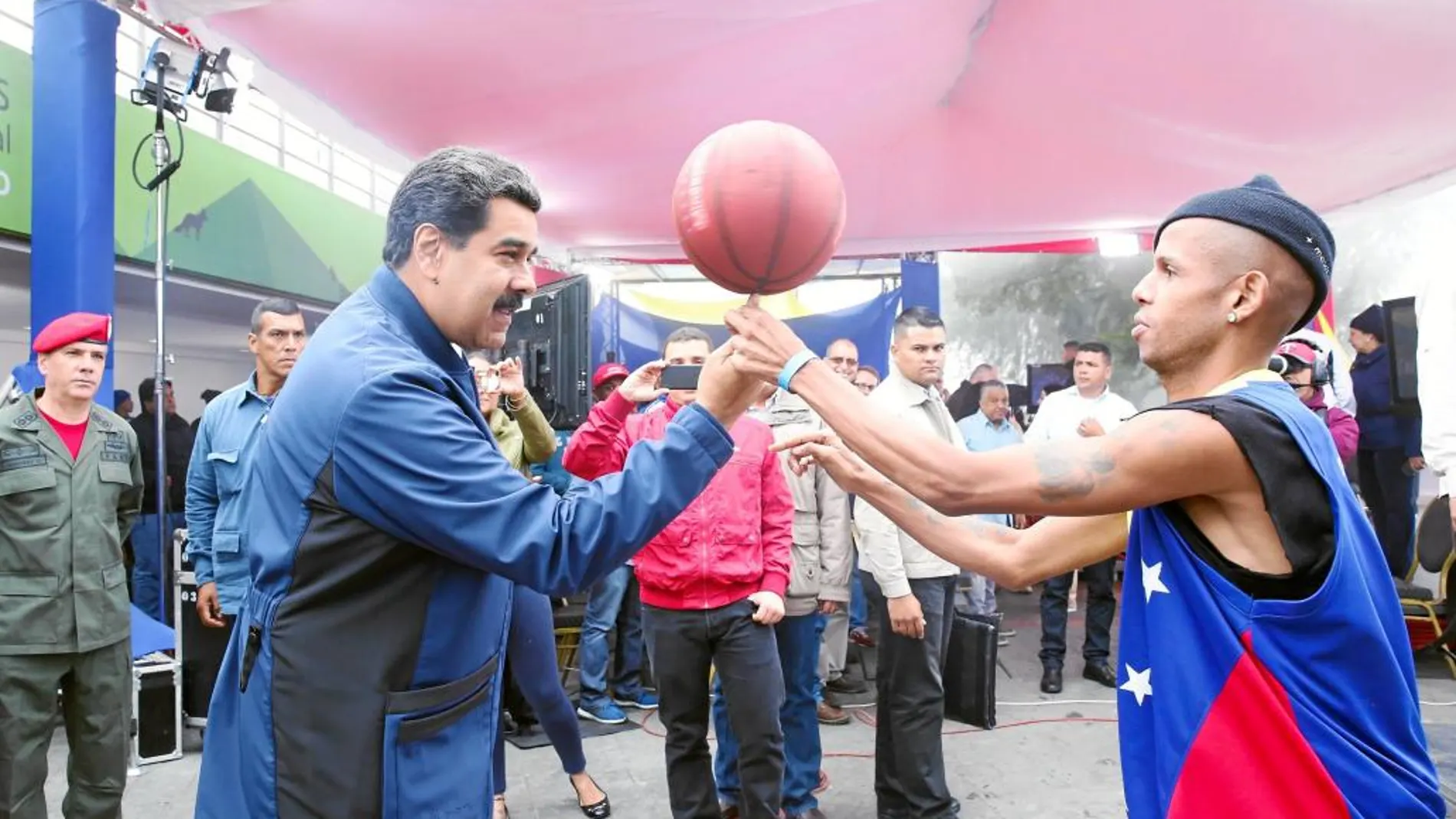 El presidente venezolano juega con una pelota durante la emisión del programa «Los domingos con Maduro»