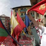 El alcalde de Pamplona, Joseba Asiron (d), tras prender desde el balcón del Ayuntamiento la mecha del cohete con el que se da inicio a las fiestas de San Fermin 2017