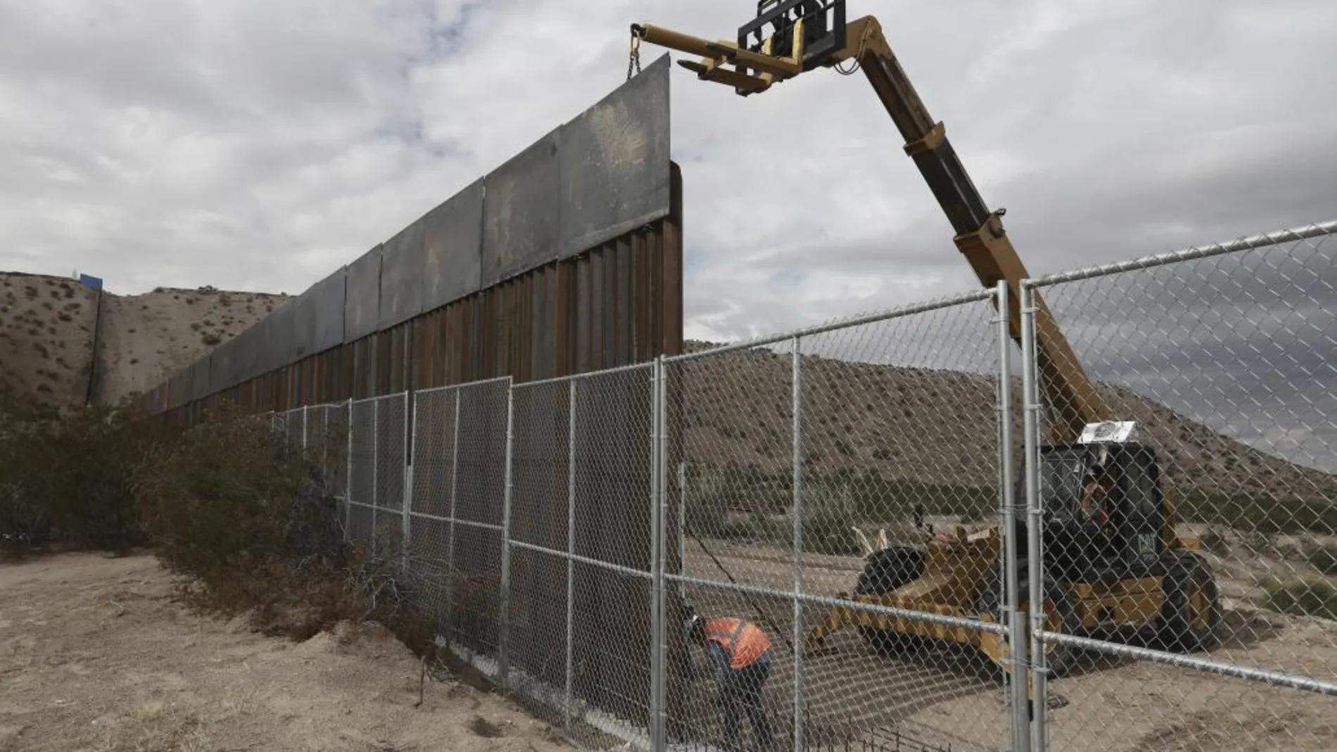 Construcción de un tramo de frontera entre México y Estados Unidos