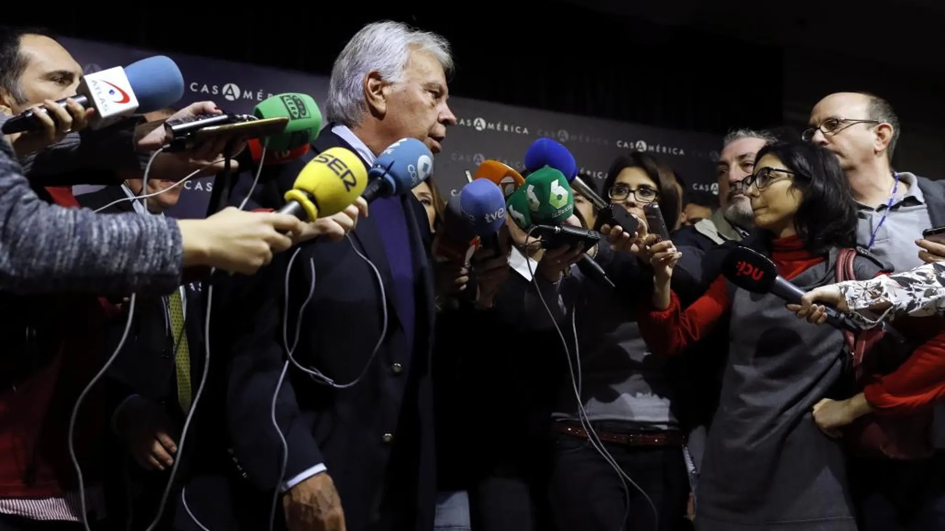 El expresidente del Gobierno Felipe González contesta a las preguntas de los periodistas en la Casa de América, en Madrid.