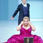 La mezzo Monica Bacelli junto a la soprano Karina Gauvin (sentada)
