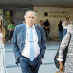 Enrique Álvarez Conde, ex director del Instituto de Derecho Público de la URJC, en los juzgados de Plaza de Castilla