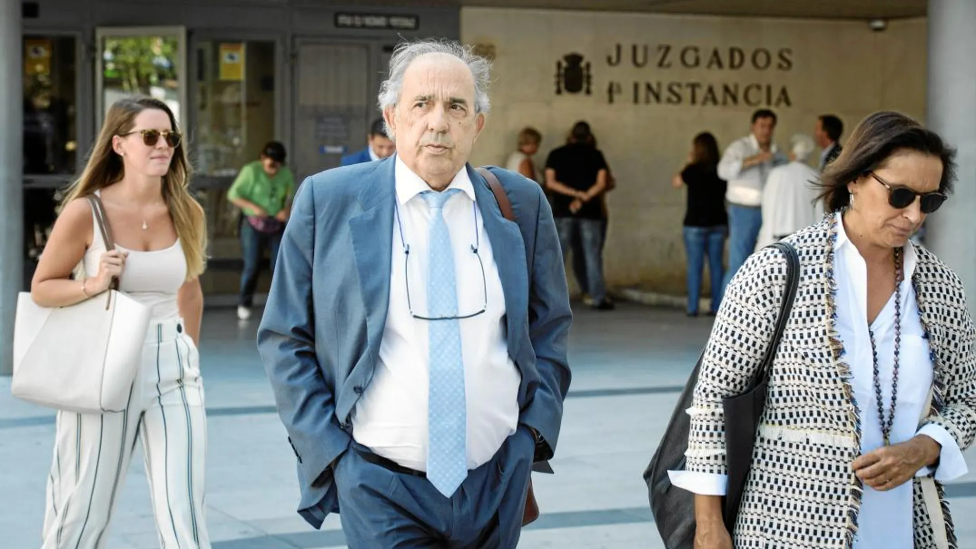 Enrique Álvarez Conde, ex director del Instituto de Derecho Público de la URJC, en los juzgados de Plaza de Castilla