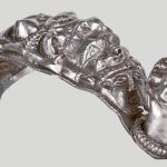 Se entiende que la imagen del puente representa a Hércules vestido con la piel del león de Nemea