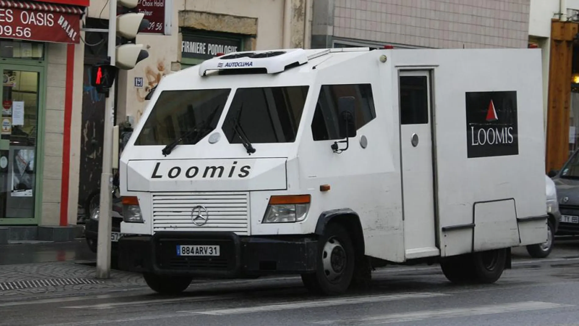 Tres o cuatro individuos fuertemente armados atacaron el furgón de la compañía Loomis cuando circulaba por una salida de la autopista A6.