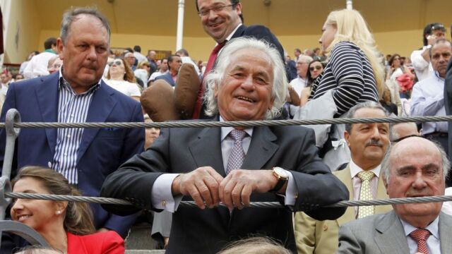 El maestro Palomo Linares, en la barrera de la plaza de toros de Las Ventas