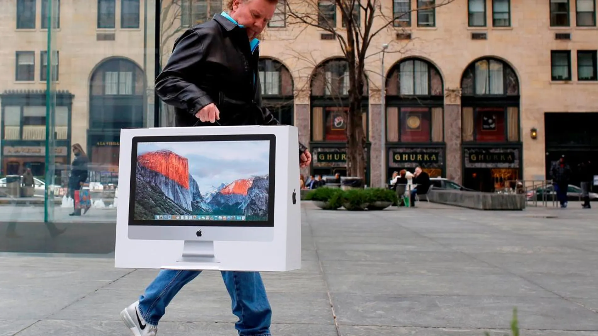 La tecnología, uno de los puntos fuertes del «Black Friday». En la imagen, un hombre con un ordenador Apple que acaba de comprar en la semana de descuentos de 2016 / Reuters