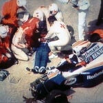 Senna, atendido por los médicos tras su accidente