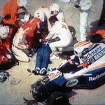 Senna, atendido por los médicos tras su accidente