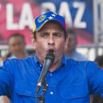 El líder opositor Henrique Capriles se dirige a sus seguidores en Caracas