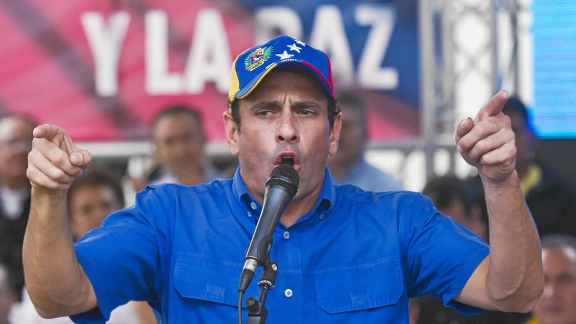 El líder opositor Henrique Capriles se dirige a sus seguidores en Caracas