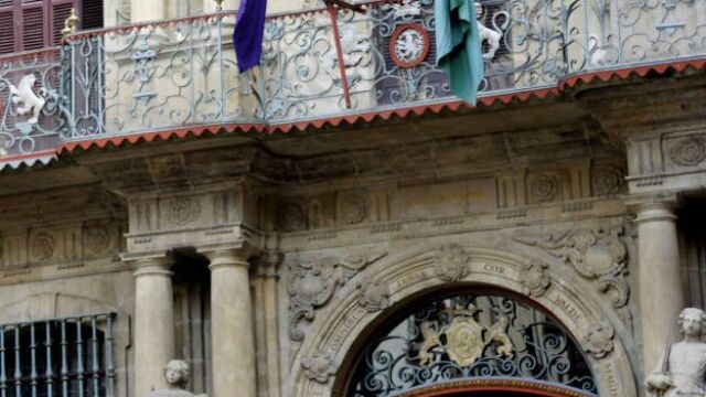 La bandera republicana ondea en el ayuntamiento de Pamplona con motivo del rodaje de la película «La Conspiración»