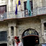 La bandera republicana ondea en el ayuntamiento de Pamplona con motivo del rodaje de la película «La Conspiración»