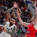 Jeffery Taylor disputa un balón con el base francés Nando de Colo y el ala-pívot estadounidense Will Clyburn, ambos del CSKA de Moscú, durante el partido entre ambos equipos correspondiente a la Euroliga de baloncesto.