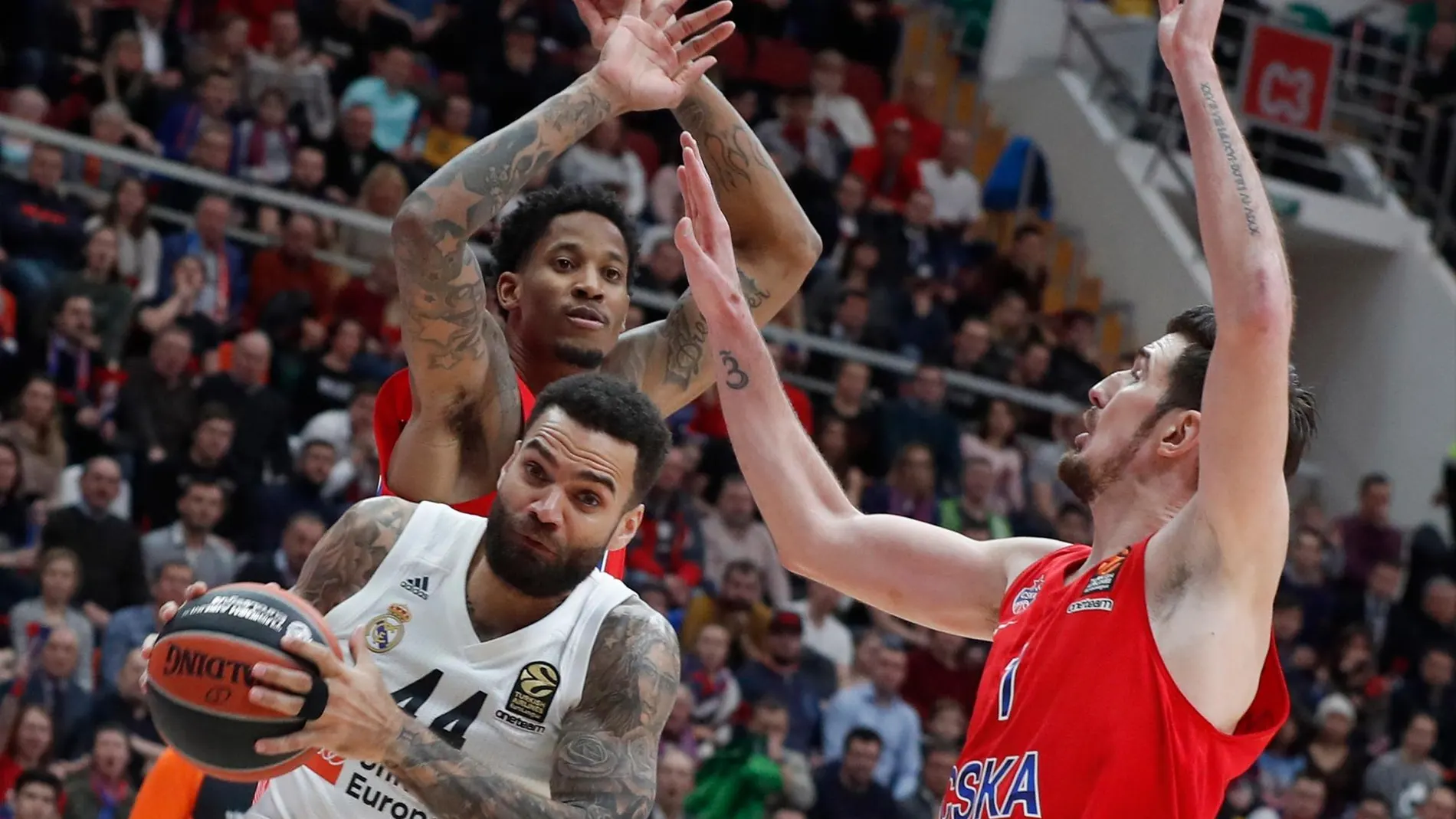 Jeffery Taylor disputa un balón con el base francés Nando de Colo y el ala-pívot estadounidense Will Clyburn, ambos del CSKA de Moscú, durante el partido entre ambos equipos correspondiente a la Euroliga de baloncesto.