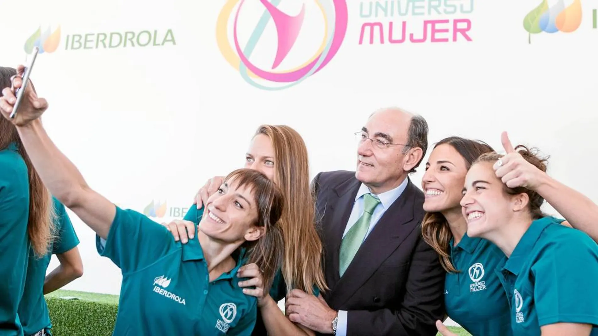 Sandra Sánchez (karate), Jennifer Pareja (watrerpolo), Ignacio Sánchez Galán (presidente de Iberdrola), Eli Pinedo (balonmano) y Patricia García (rugby). Cuatro deportistas de élite que se ven beneficiadas por el esfuerzo de la compañía a la hora de poder desarrollar su actividad profesional