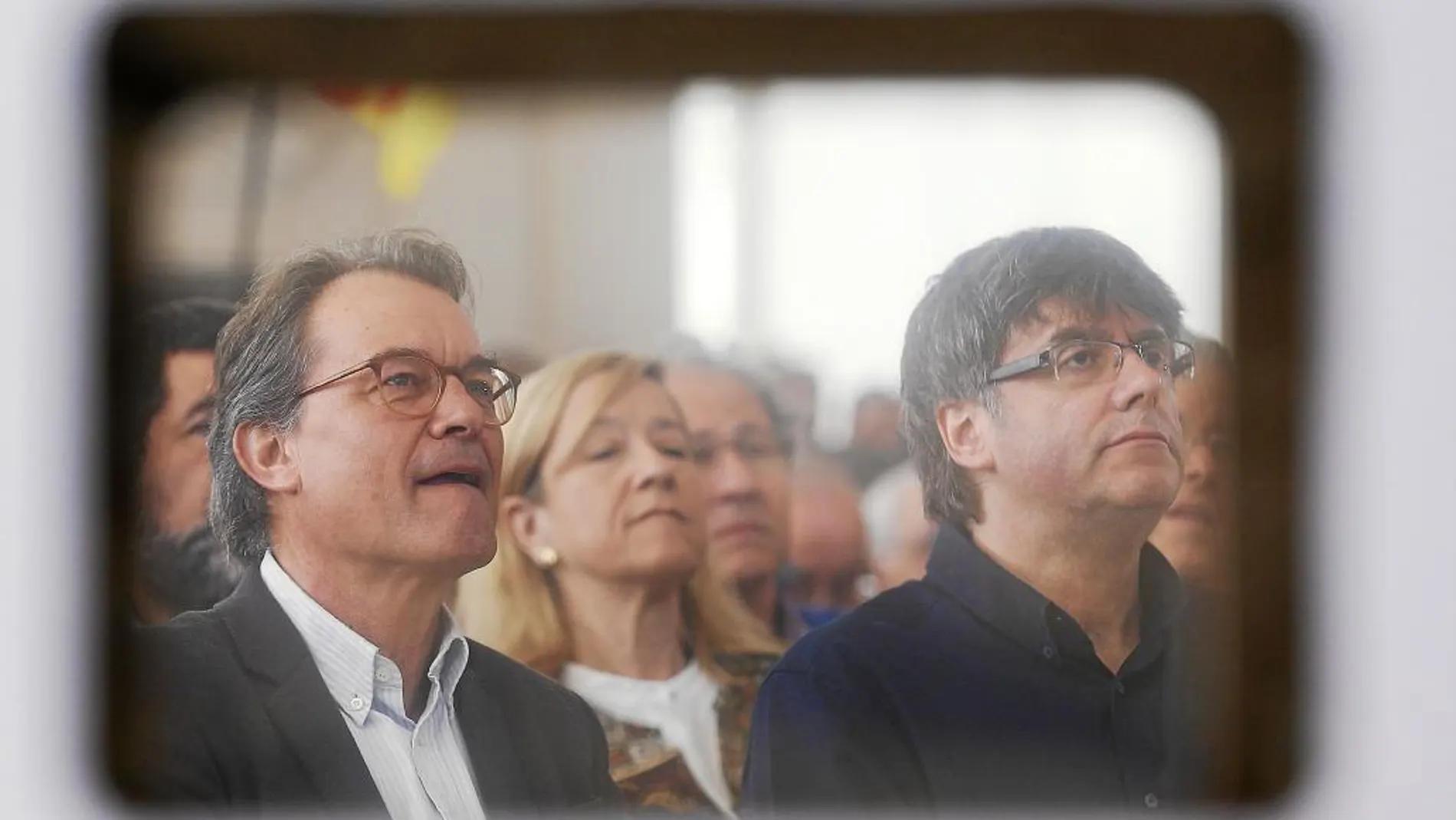 Mas y Puigdemont, vistos a través de una urna, ayer durante un acto del PDeCAT en Barcelona