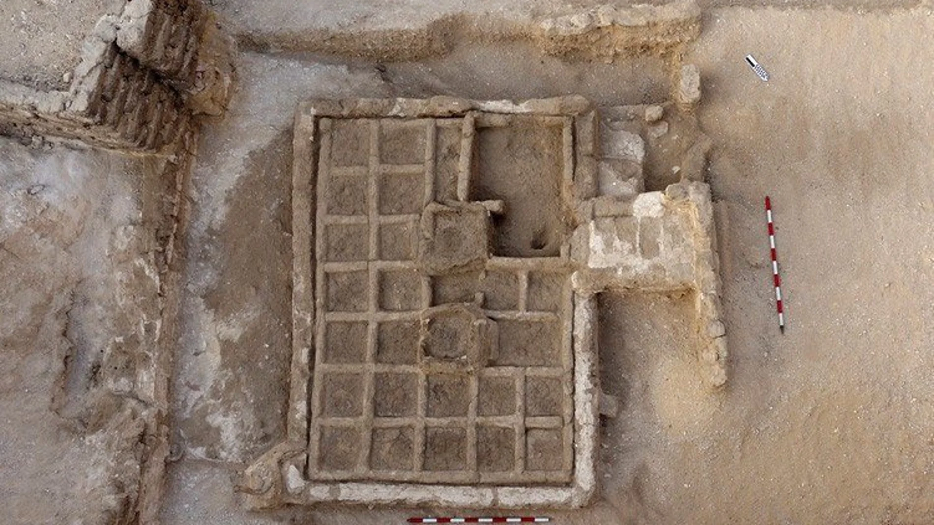 Cerca de la ciudad de Luxor, en la zona de Dra Abu al Naga, los arqueólogos desenterraron un jardín funerario localizado en un patio, que mide 3 metros y se divide en cuadrados de unos 30 centímetros