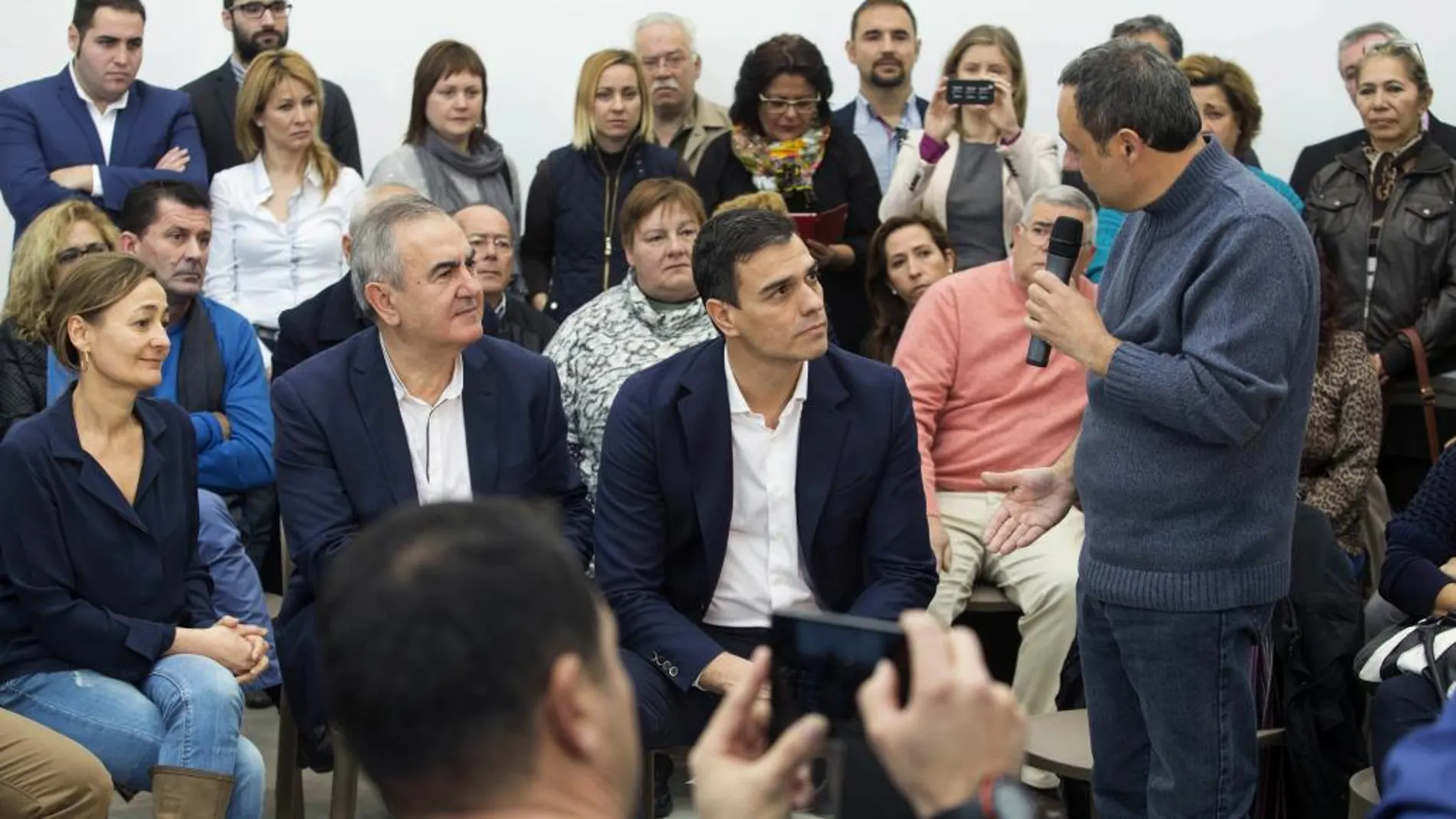 Pedro Sánchez escucha al secretario general de los socialistas murcianos, Rafael Gónzález Tovar