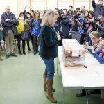 Artur Mas espera su turno para depositar el voto en un colegio de Barcelona detrás de su esposa, Helena Rakosnik