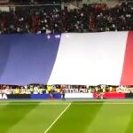 Los equipos honraron a las víctimas de los atentados de París antes del arranque del partido