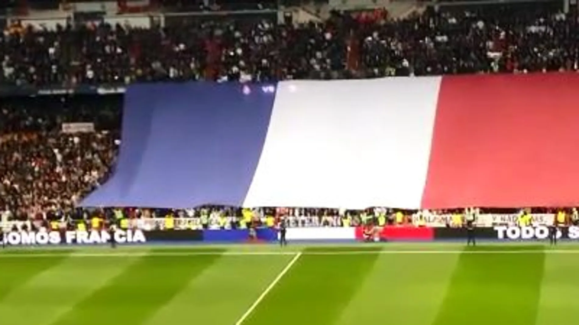 Los equipos honraron a las víctimas de los atentados de París antes del arranque del partido