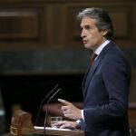 El ministro de Fomento, Íñigo de la Serna, durante su intervención en el pleno de ayer en el Congreso de los Diputados