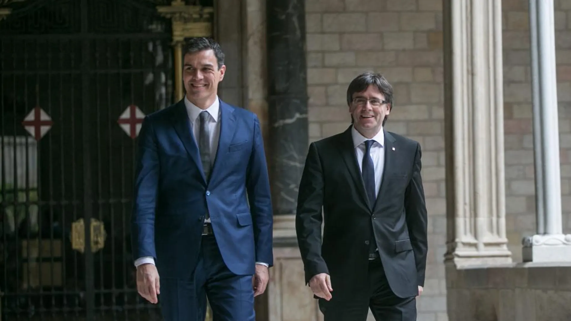 El secretario general de los socialistas, Pedro Sánchez, junto al presidente de la Generalitat, Carles Puigdemont en una imagen de archivo