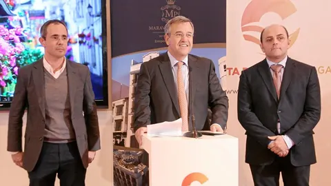 El alcalde de Estepona, José María Garía Urbano (en el centro)