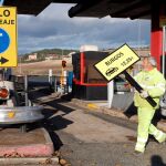 Un operario retira la señalización del peaje alavés de Armiñón de la autopista AP-1/Foto: Efe