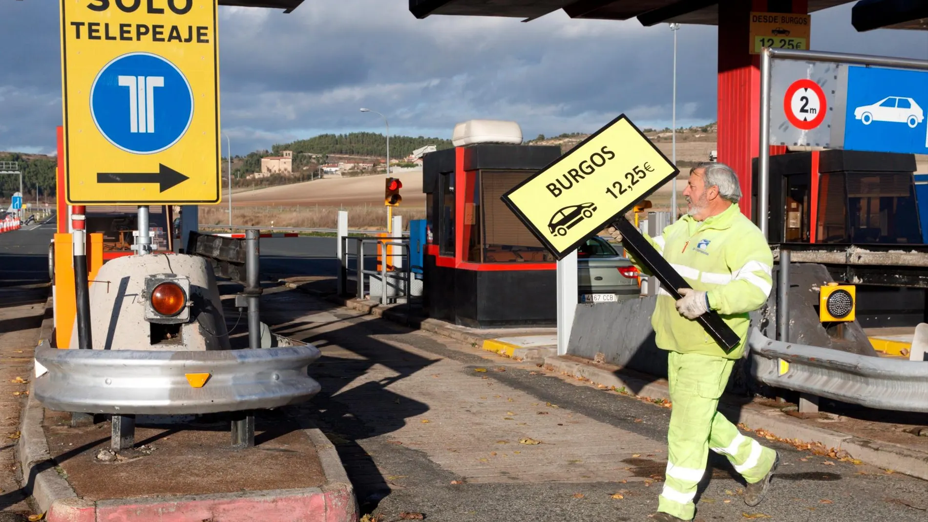 Un operario retira la señalización del peaje alavés de Armiñón de la autopista AP-1/Foto: Efe