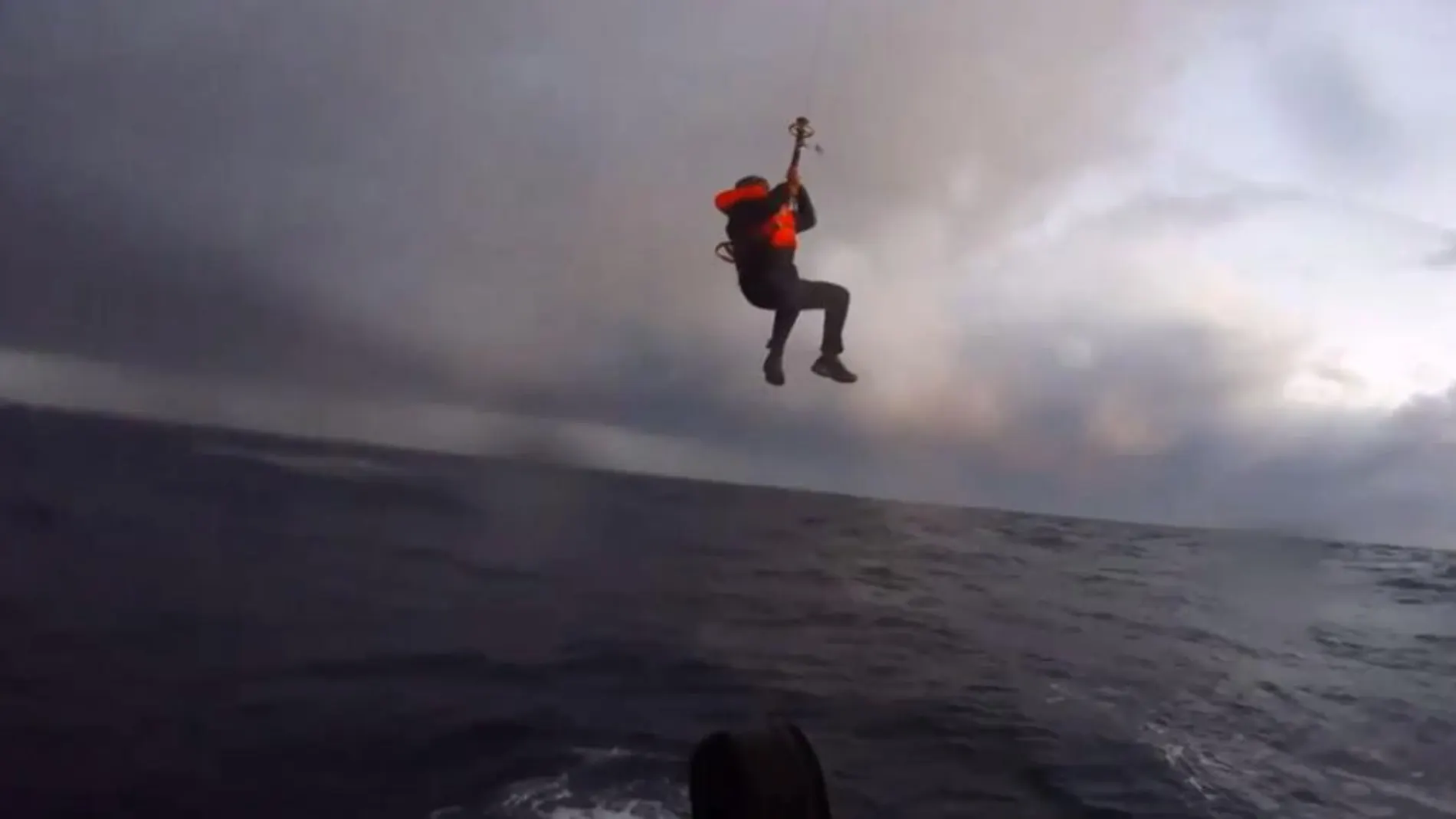 El arriesgado rescate de un catamarán en la costa de Almería