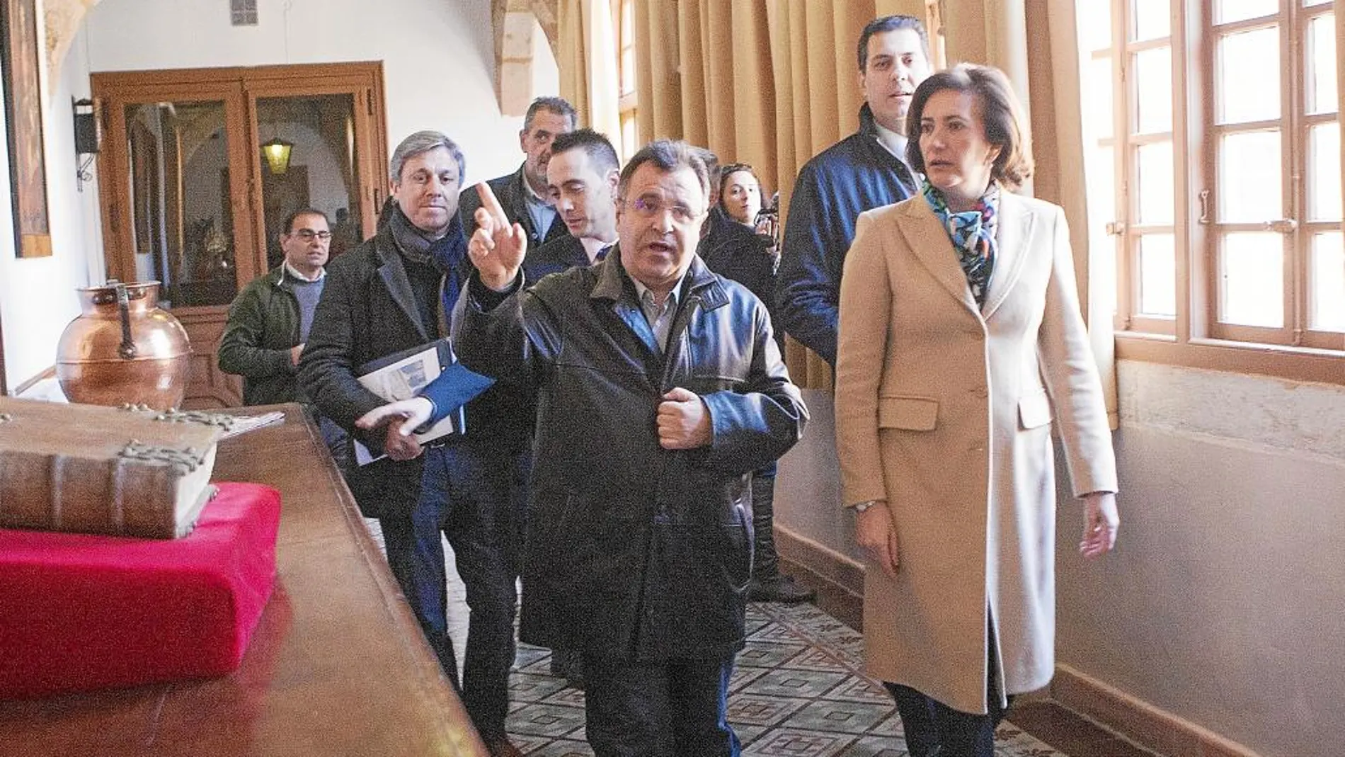 La consejera María Josefa García Cirac y otras autoridades visitan el Hospital de la Piedad de Benavente