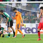 El jugador del Athletic de Bilbao Markel Susaeta (d) lamenta un gol del Sassuolo