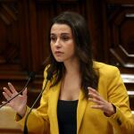 La presidenta del grupo parlamentario de Ciutadans, Inés Arrimadas, se dispone a intervenir en el pleno del Parlamento catalán.