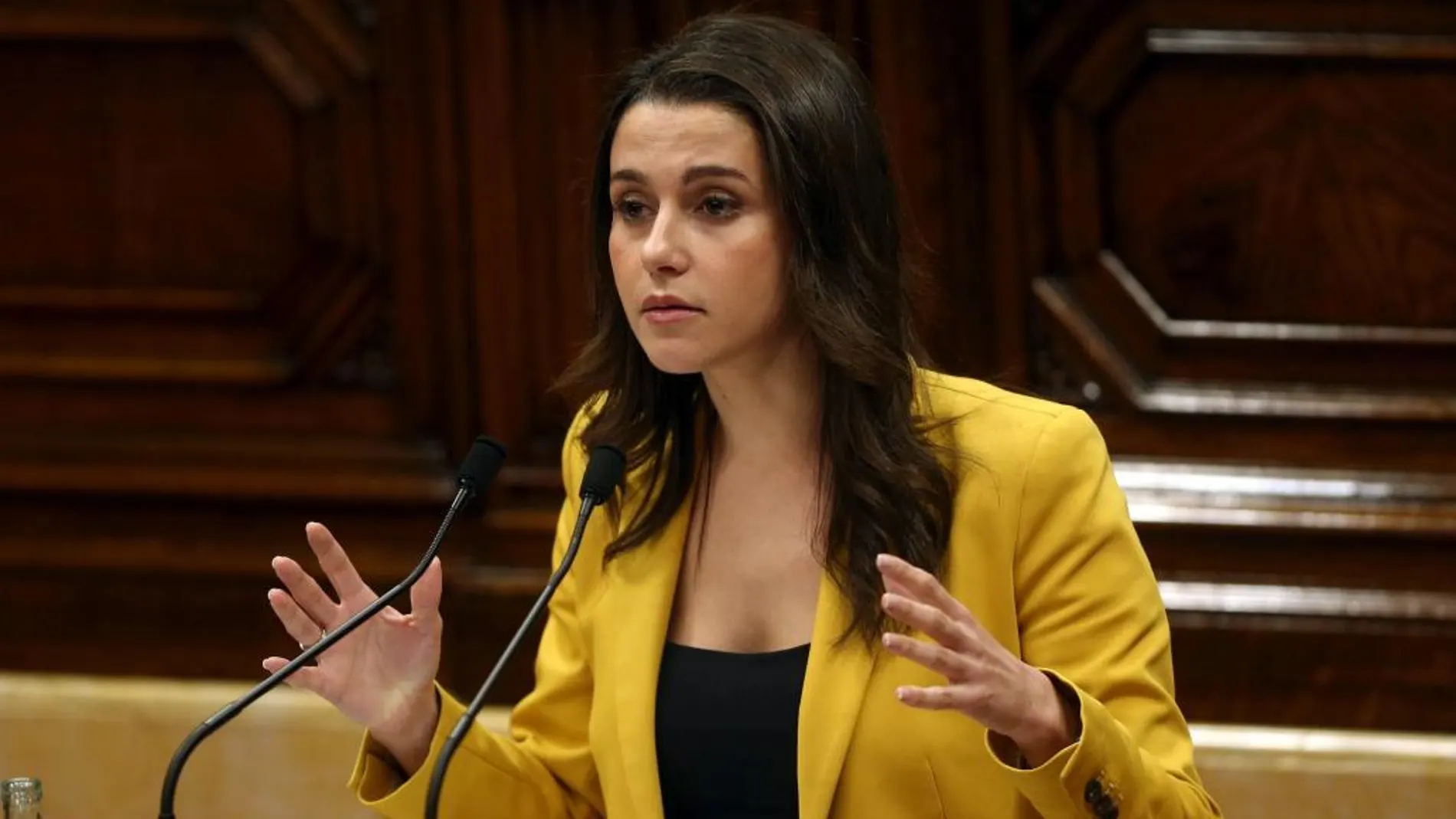 La presidenta del grupo parlamentario de Ciutadans, Inés Arrimadas, se dispone a intervenir en el pleno del Parlamento catalán.