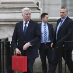 El ministro británico de Defensa, Michael Fallon, a su salida de Downing Street, hoy