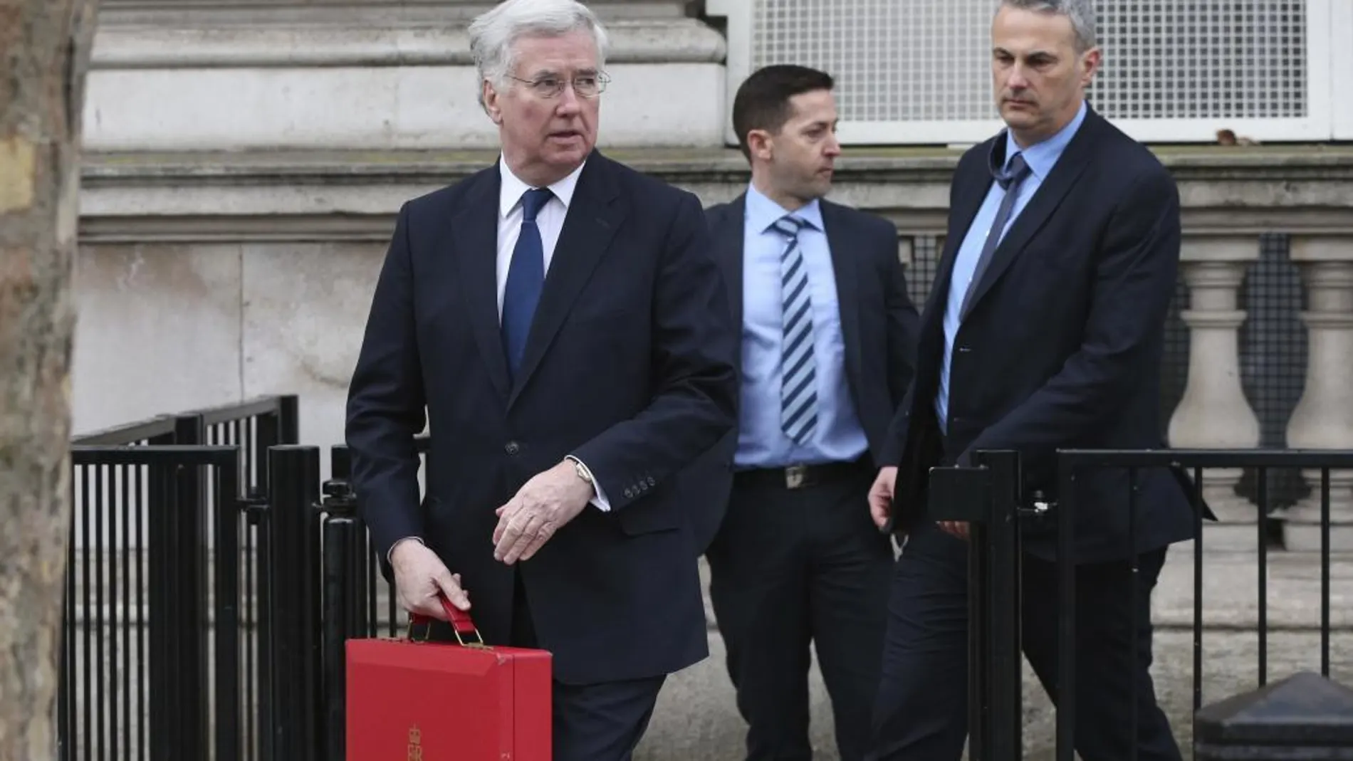 El ministro británico de Defensa, Michael Fallon, a su salida de Downing Street, hoy