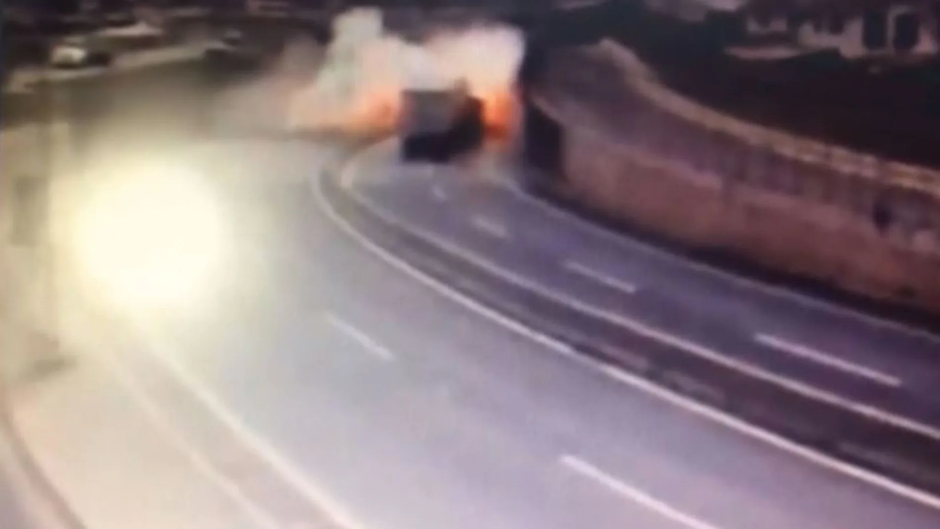 Momento en el que el camión vuelca y provoca la explosión