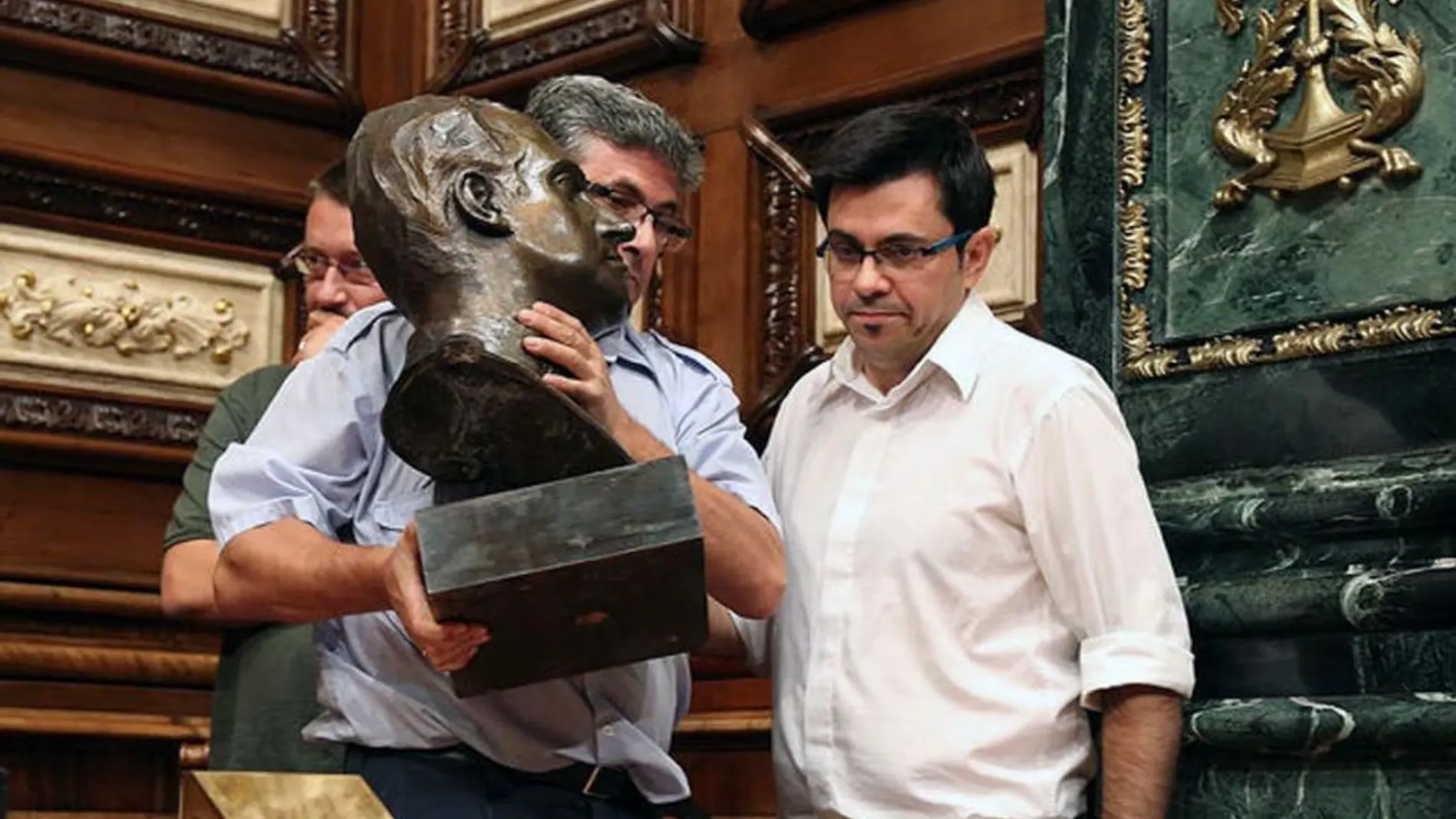 El Ayuntamiento de Barcelona retiró el busto del Rey Juan Carlos y no lo sustituyo por una imagen de Felipe VI.
